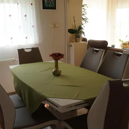Ozgida Vendeghaz Apartment